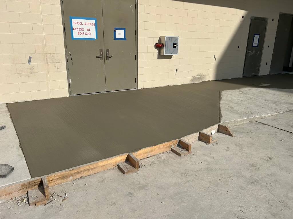 Concrete sidewalk pour